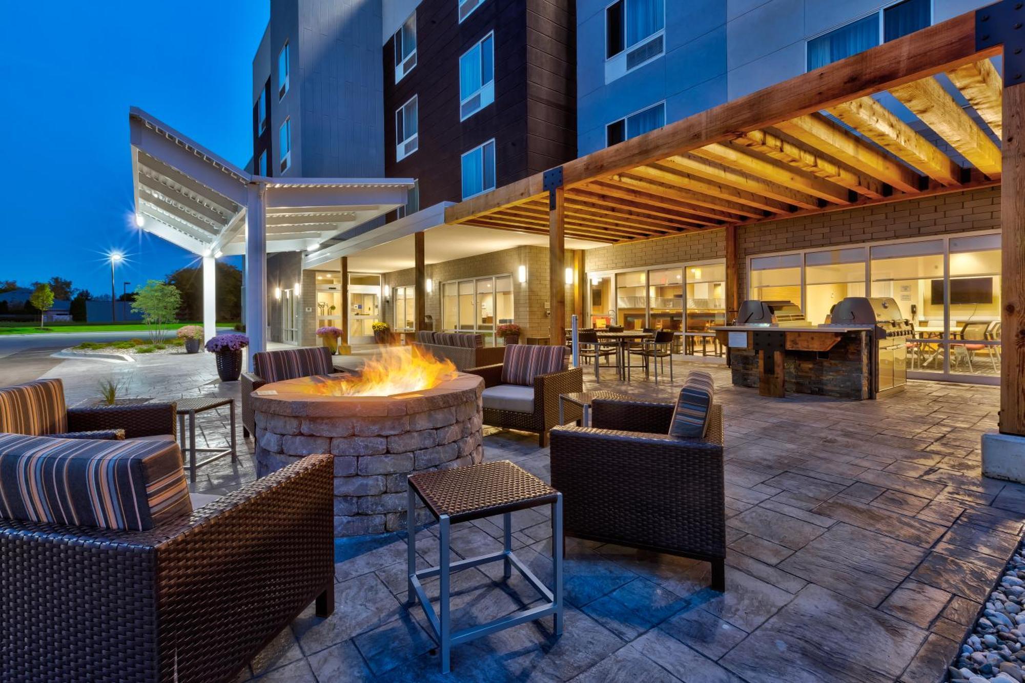 Towneplace Suites By Marriott Grand Rapids Airport Southeast Exteriör bild